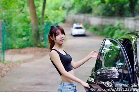 体育生露大jiji撒尿,操场尴尬一幕：体育生公共道德引关注-3